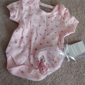 Baby bodysuit with mitts